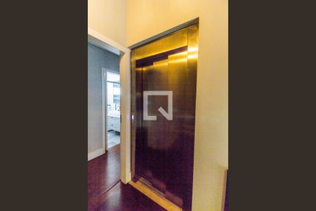 Casa de condomínio à venda com 380m², 3 quartos e 4 vagas Casa de condomínio à venda com 380m², 3 quartos e 4 vagasCorredor