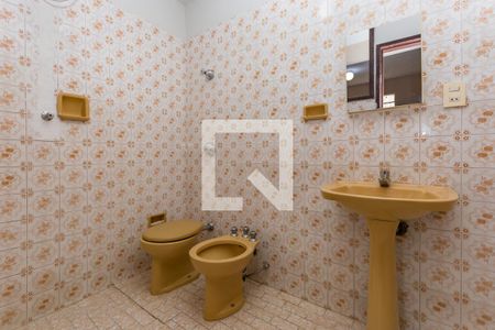 Casa para alugar com 656m², 3 quartos e 3 vagas Casa para alugar com 656m², 3 quartos e 3 vagasBanheiro da Suíte 2