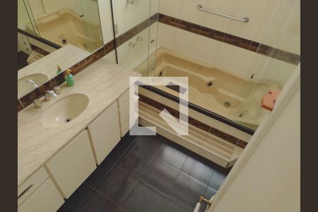 Apartamento à venda com 243m², 3 quartos e 2 vagasBanheiro do Quarto 4