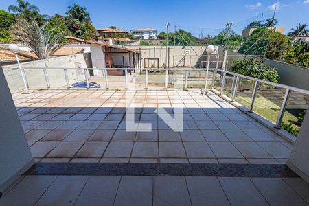 Casa à venda com 1000m², 4 quartos e 3 vagas Casa à venda com 1000m², 4 quartos e 3 vagasVaranda