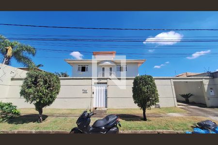 Casa à venda com 1000m², 4 quartos e 3 vagas Casa à venda com 1000m², 4 quartos e 3 vagasFachada