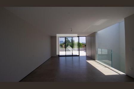 Casa de condomínio à venda com 350m², 4 quartos e 2 vagasSotão