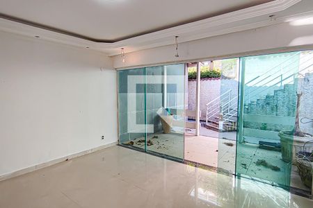 Sala de casa de condomínio à venda com 3 quartos, 217m² em Jacarepaguá, Rio de Janeiro