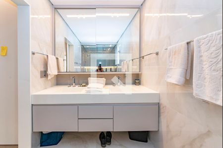 Apartamento à venda com 250m², 5 quartos e 2 vagasBanheiro da Suíte 1