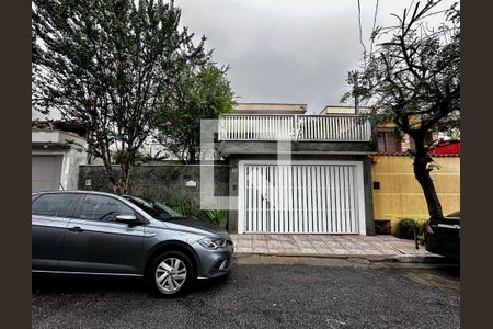 Casa à venda com 200m², 3 quartos e 2 vagas Casa à venda com 200m², 3 quartos e 2 vagasFachada