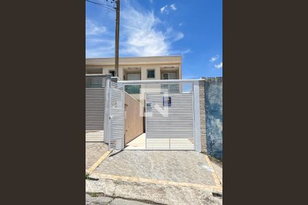 Casa à venda com 100m², 3 quartos e 2 vagas Casa à venda com 100m², 3 quartos e 2 vagasFachada