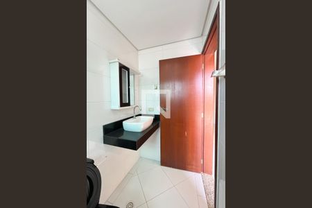 Casa à venda com 100m², 3 quartos e 2 vagas Casa à venda com 100m², 3 quartos e 2 vagasBanheiro da Suíte