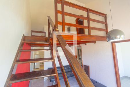 Casa de condomínio à venda com 100m², 3 quartos e 2 vagasescada de acesso ao mesanino