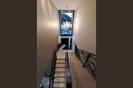 Casa de condomínio à venda com 420m², 3 quartos e 2 vagasEscada