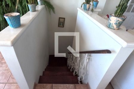 Apartamento para alugar com 380m², 5 quartos e 2 vagasEscadas para o 1º Piso