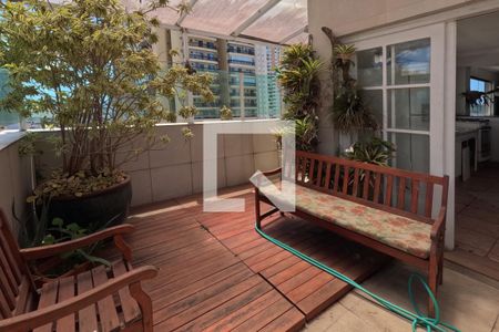 Apartamento para alugar com 380m², 5 quartos e 2 vagasEspaço da Piscina, Estar e Churrasqueira - 2º Piso