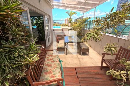 Apartamento para alugar com 380m², 5 quartos e 2 vagasEspaço da Piscina, Estar e Churrasqueira - 2º Piso