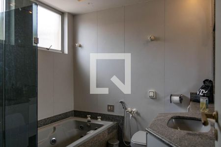 Apartamento à venda com 285m², 4 quartos e 3 vagasBanheiro da Suíte