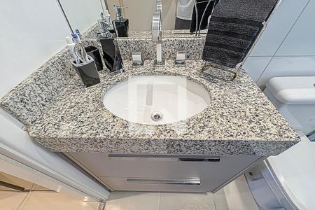 Apartamento à venda com 77m², 2 quartos e 2 vagas Apartamento à venda com 77m², 2 quartos e 2 vagasBanheiro da Suíte