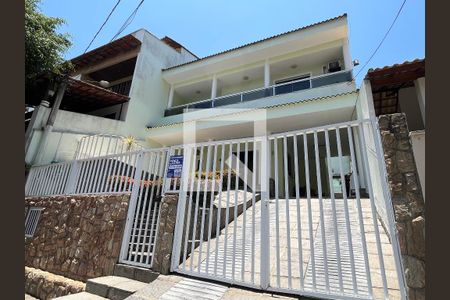 Casa de condomínio à venda com 210m², 4 quartos e 3 vagasFachada