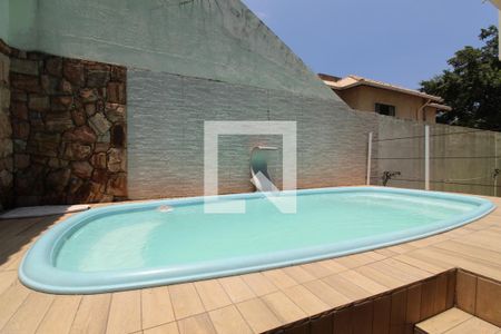 Casa de condomínio à venda com 210m², 4 quartos e 3 vagasPiscina