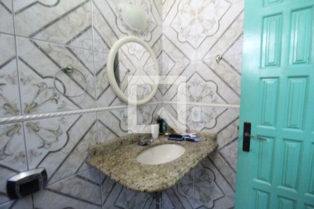 Casa de condomínio à venda com 210m², 4 quartos e 3 vagasBanheiro social