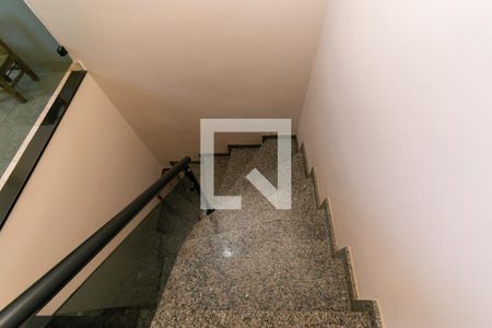 Casa à venda com 340m², 3 quartos e 3 vagas Casa à venda com 340m², 3 quartos e 3 vagasEscada