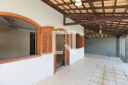 Casa à venda com 260m², 5 quartos e 6 vagasFachada