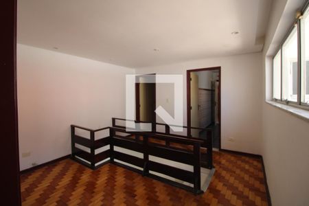 Casa à venda com 220m², 4 quartos e 2 vagasEscada