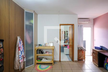 Casa à venda com 219m², 3 quartos e 3 vagasSuíte