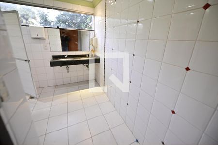 Casa para alugar com 750m², 8 quartos e 5 vagasBanheiro 1