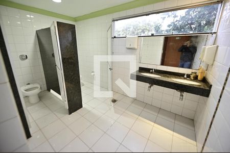 Casa para alugar com 750m², 8 quartos e 5 vagasBanheiro 1