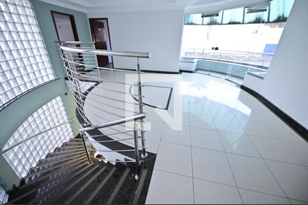 Casa para alugar com 750m², 8 quartos e 5 vagasEscada - corredor