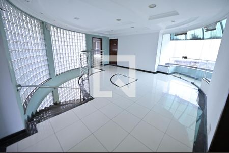 Casa para alugar com 750m², 8 quartos e 5 vagasEscada - corredor