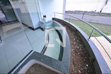 Casa para alugar com 750m², 8 quartos e 5 vagasEscada - corredor