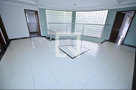 Casa para alugar com 750m², 8 quartos e 5 vagasEscada - corredor