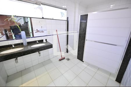 Casa para alugar com 750m², 8 quartos e 5 vagasBanheiro 2