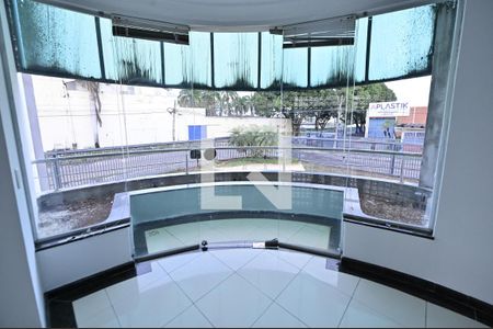 Casa para alugar com 750m², 8 quartos e 5 vagasEscada - corredor