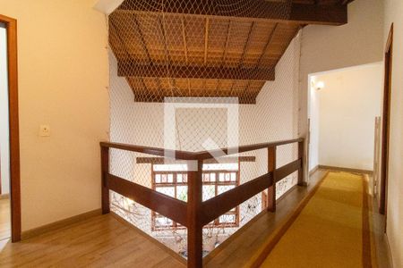 Casa de condomínio à venda com 445m², 3 quartos e 4 vagasEscada