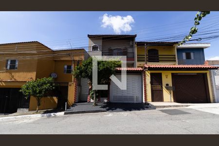 Casa à venda com 200m², 3 quartos e 5 vagas Casa à venda com 200m², 3 quartos e 5 vagasFachada