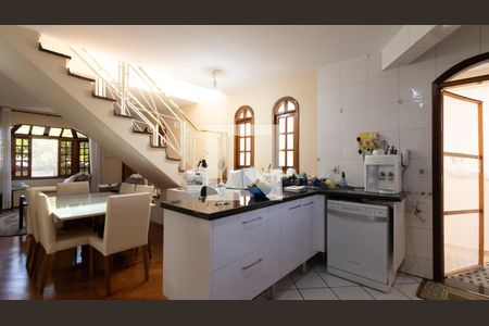 Casa à venda com 200m², 3 quartos e 5 vagas Casa à venda com 200m², 3 quartos e 5 vagasCozinha