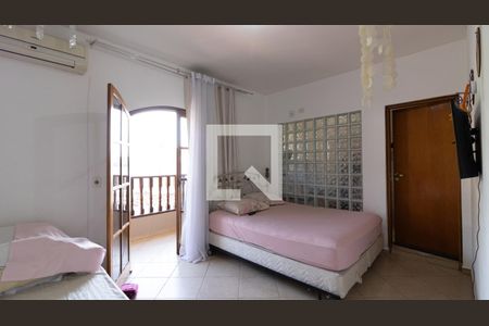 Casa à venda com 200m², 3 quartos e 5 vagas Casa à venda com 200m², 3 quartos e 5 vagasSuíte