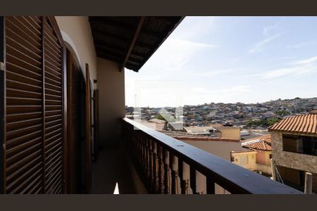 Casa à venda com 200m², 3 quartos e 5 vagas Casa à venda com 200m², 3 quartos e 5 vagasSacada do Quarto 2