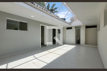 Casa à venda com 300m², 5 quartos e 3 vagas Casa à venda com 300m², 5 quartos e 3 vagasQuintal