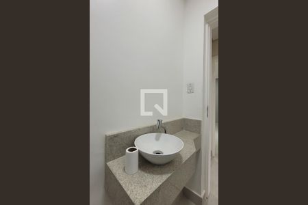 Casa à venda com 300m², 5 quartos e 3 vagas Casa à venda com 300m², 5 quartos e 3 vagasLavabo