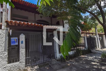 Casa à venda com 260m², 3 quartos e 2 vagasFachada