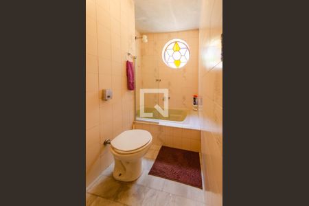 Casa à venda com 368m², 4 quartos e 4 vagasBanheiro da Suíte 2