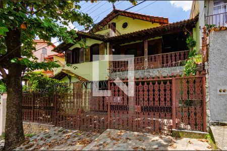 Casa à venda com 368m², 4 quartos e 4 vagasFachada