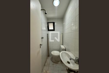 Banheiro de serviço de apartamento para alugar com 2 quartos, 90m² em Botafogo, Rio de Janeiro