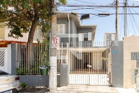 Casa à venda com 136m², 3 quartos e 2 vagas Casa à venda com 136m², 3 quartos e 2 vagasFachada