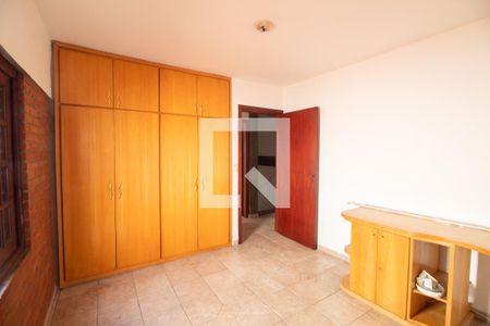 Casa à venda com 320m², 4 quartos e 3 vagas Casa à venda com 320m², 4 quartos e 3 vagasQuarto 1