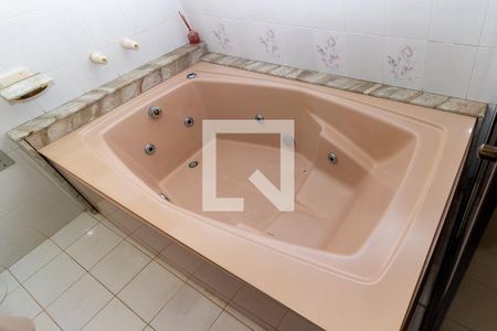 Casa à venda com 400m², 4 quartos e 5 vagasBanheiro da Suíte 1