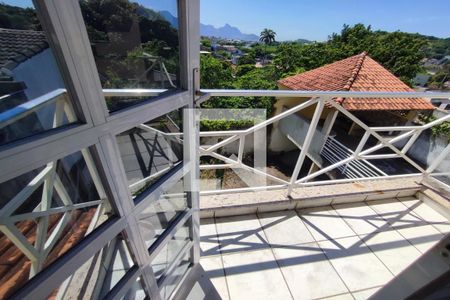 Casa de condomínio à venda com 240m², 4 quartos e 2 vagas Casa de condomínio à venda com 240m², 4 quartos e 2 vagasVaranda da Suite 3