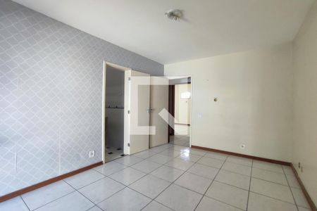 Casa de condomínio à venda com 240m², 4 quartos e 2 vagas Casa de condomínio à venda com 240m², 4 quartos e 2 vagasSuite 1