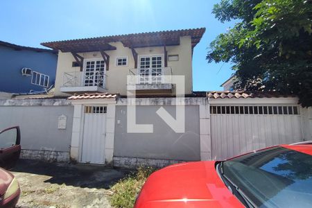 Casa de condomínio à venda com 240m², 4 quartos e 2 vagas Casa de condomínio à venda com 240m², 4 quartos e 2 vagasÁrea Externa